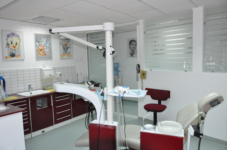 Sala de tratament cu postere pentru copii pe pereți