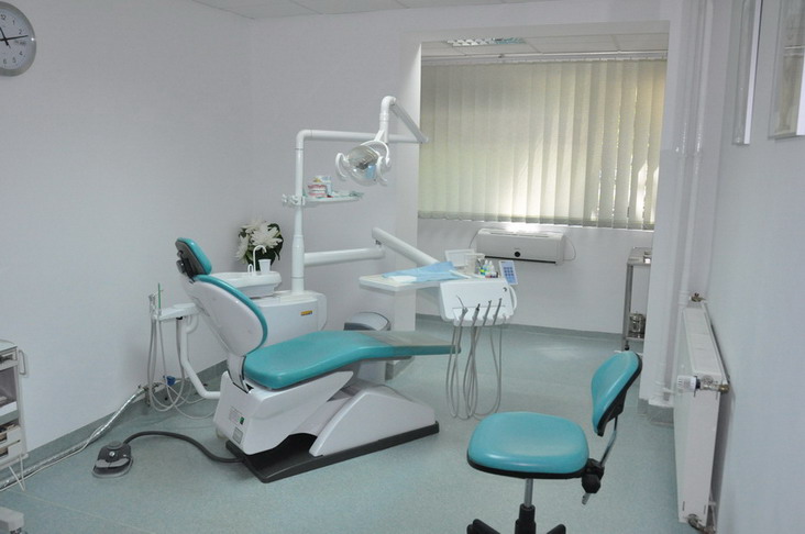 Sala de tratament DCC Stomadent, luminoasă, cu scaun turcoaz